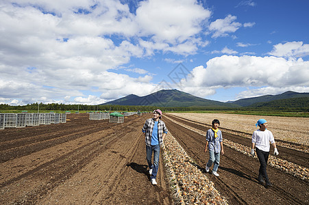 男人地区领域体验农业经验的年轻人图片