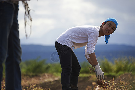 农地里干活的年轻人图片