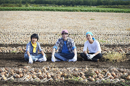 体验农业的年轻人图片
