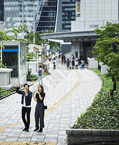 都市男女街头散步图片