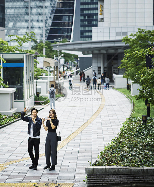 都市男女街头散步图片