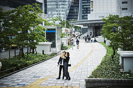 都市男女街头拍照图片