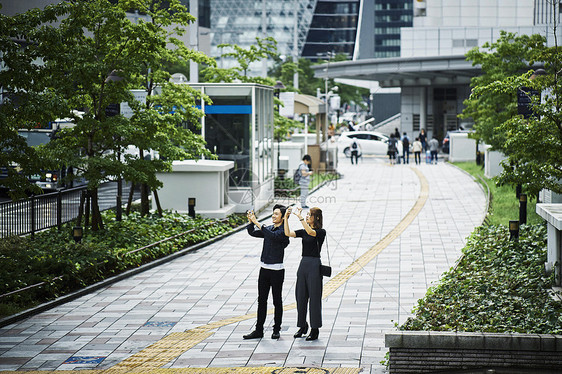 都市男女街头拍照图片