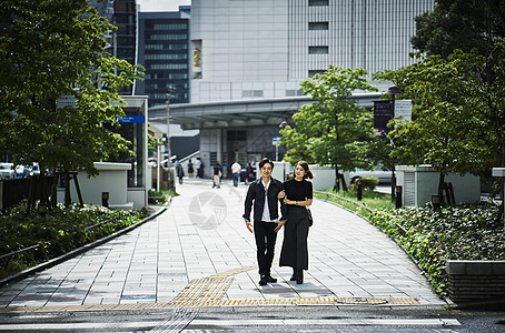 一对夫妇在城市散步图片