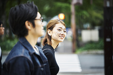 一对在城市街边散步的情侣图片