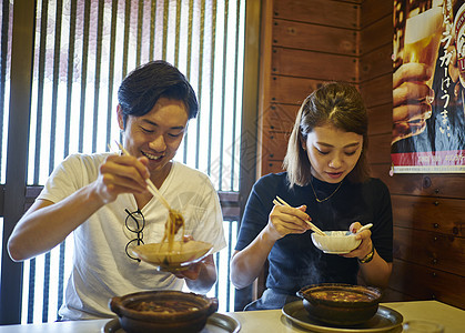 餐馆就餐的情侣图片