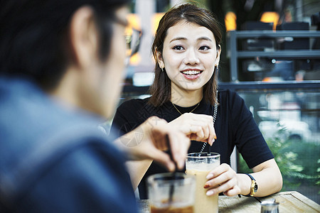 一对夫妇在咖啡馆放松图片