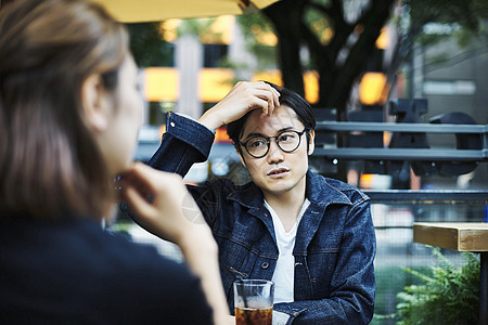 一对夫妇在咖啡馆放松图片