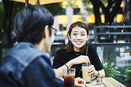 一对夫妇在咖啡馆放松图片