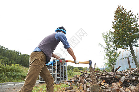 在乡下砍柴的青年人图片素材