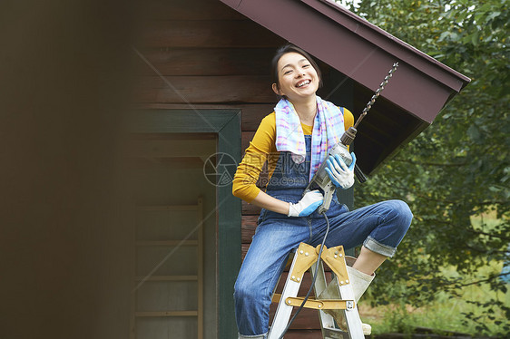 修理房屋的女人图片