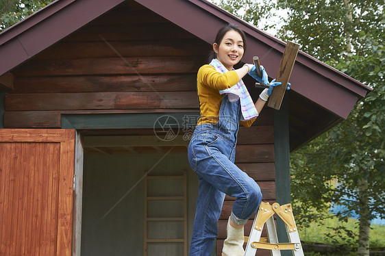 修理房屋的女人图片