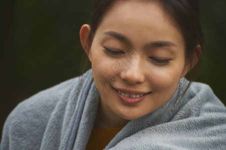 在户外披着毯子的女人图片