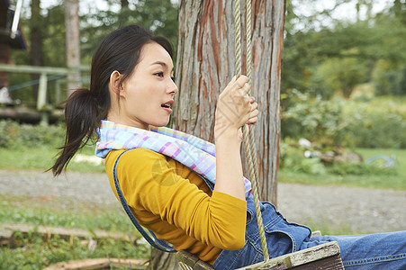 在户外荡秋千的女人图片