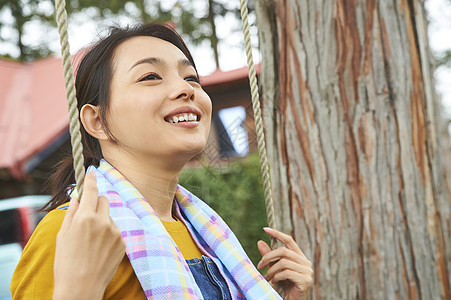 在户外荡秋千的女人图片