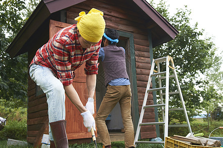 在乡村一起干体力活的朋友们图片素材