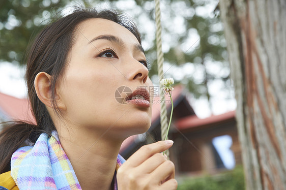 享受乡村生活的女人图片