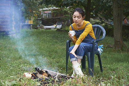 篝火旁的女人图片