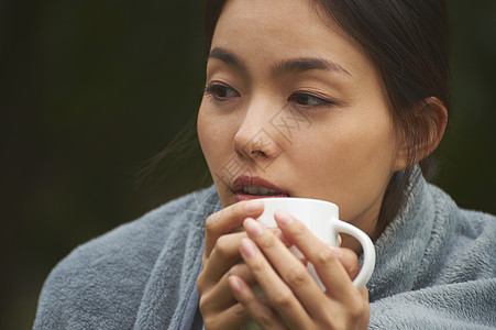 野外营地女孩脸部肖像图片