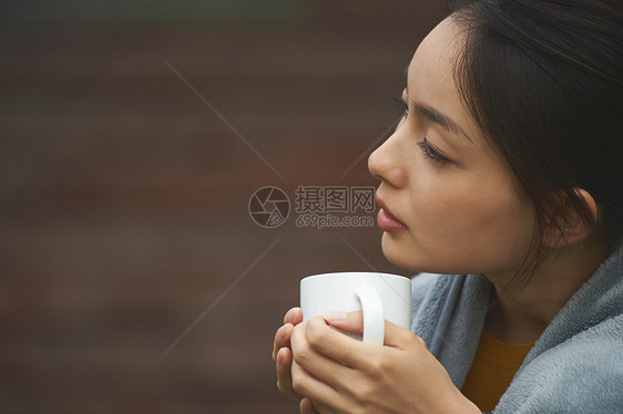 女孩侧面肖像照图片