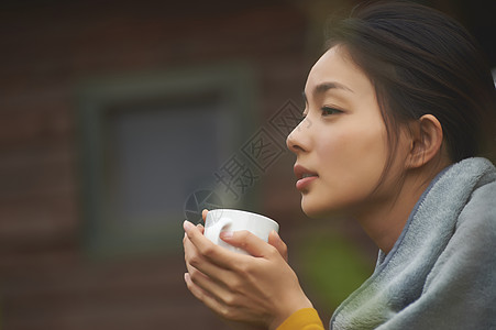 女孩户外喝水肖像照图片