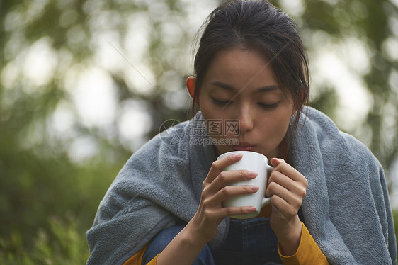 露营时喝咖啡的女性图片