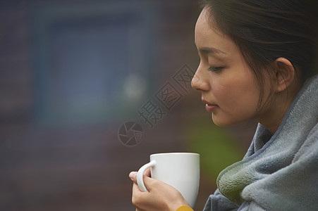 端着咖啡杯的女性的侧脸图图片