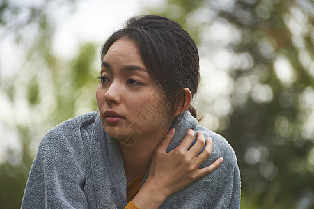 披着毯子的女人的侧脸图片