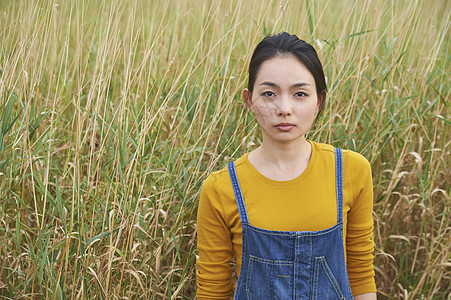 女孩户外肖像照图片