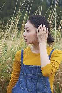 女孩乡下户外肖像照图片