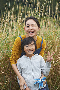 母亲和孩子享受乡村生活图片