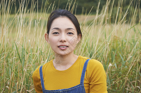 女孩享受乡村生活肖像照图片