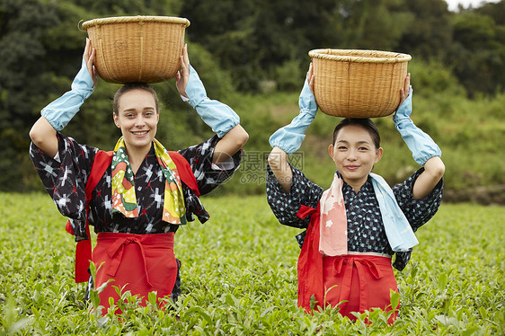 头顶竹筐的两名女性图片