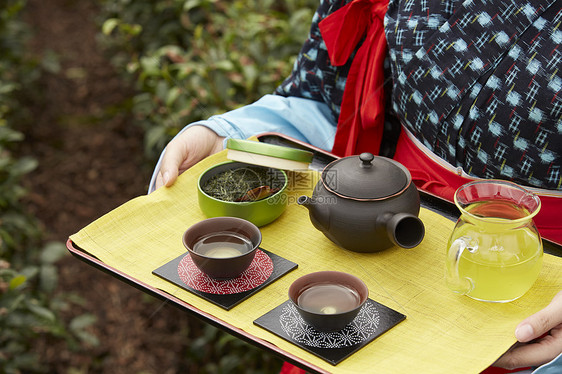 手捧茶具的采茶妇女图片