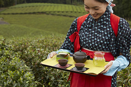 手捧茶具的采茶妇女图片