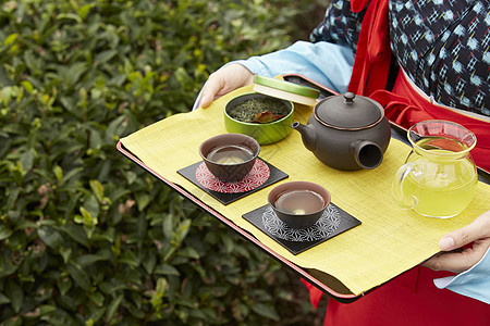 手捧茶具的采茶妇女图片