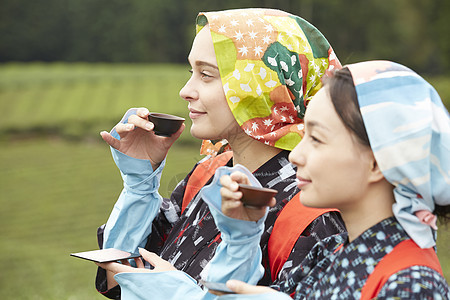 品味茶叶的女子图片