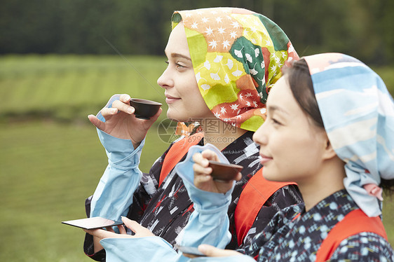 品味茶叶的女子图片