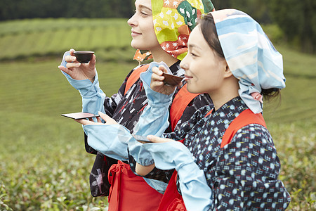 品味新鲜茶叶的女子图片