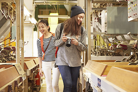 青年女子参观茶叶加工厂图片