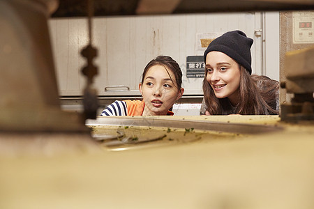 年轻女子参加茶叶加工厂图片