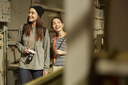 参观茶厂的青年女子图片