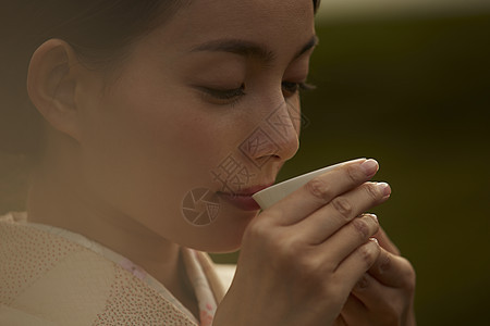 优雅的和服女子茶园品茶图片