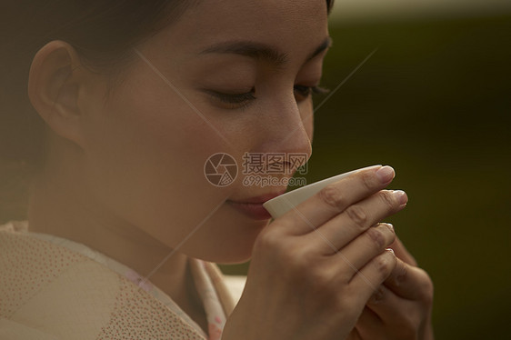 优雅的和服女子茶园品茶图片