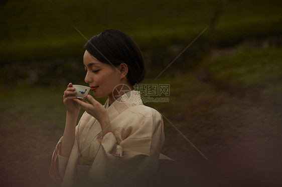 优雅的和服女子茶园品茶图片