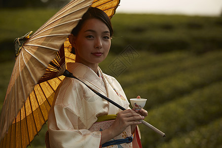 优雅的和服女子茶园品茶图片