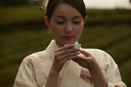 优雅的和服女子茶园品茶图片