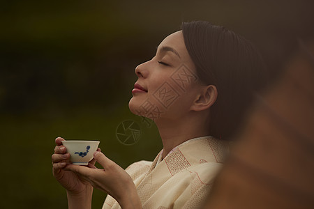 穿着和服的女子打油纸伞图片