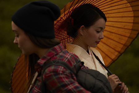 穿着和服的女子打油纸伞图片