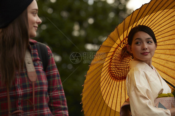 旅行女子与和服少女擦肩而过图片